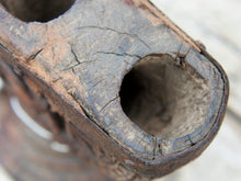 Carica l&#39;immagine nel visualizzatore di Gallery, Antico separatore, oggetti di lavoro antichi usato per cereali, riso indiano in legno di teak inciso .Dimensioni 23x14 h17cm