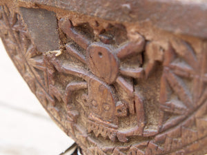 Antico separatore, oggetti di lavoro antichi usato per cereali, riso indiano in legno di teak inciso .Dimensioni 23x14 h17cm