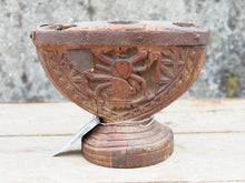 Carica l&#39;immagine nel visualizzatore di Gallery, Antico separatore, oggetti di lavoro antichi usato per cereali, riso indiano in legno di teak inciso .Dimensioni 23x14 h17cm