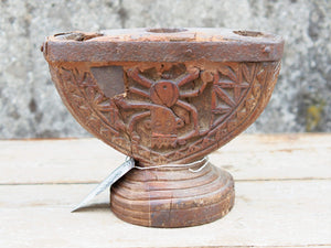 Antico separatore, oggetti di lavoro antichi usato per cereali, riso indiano in legno di teak inciso .Dimensioni 23x14 h17cm