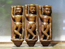 Carica l&#39;immagine nel visualizzatore di Gallery, tris vecchie statuette indiane lavorate artigianalmente in legno di teak inciso con basamento. togliendo il basamento si può appendere a parete. databili anni 50/60 india, Rajasthan.    per ulteriori info o foto mail info@etniko.it watshapp 0039 3338778241 facebook/ instagram/ etsy : etnikobycrosato