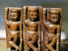 Carica l&#39;immagine nel visualizzatore di Gallery, tris vecchie statuette indiane lavorate artigianalmente in legno di teak inciso con basamento. togliendo il basamento si può appendere a parete. databili anni 50/60 india, Rajasthan.    per ulteriori info o foto mail info@etniko.it watshapp 0039 3338778241 facebook/ instagram/ etsy : etnikobycrosato