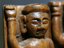 Carica l&#39;immagine nel visualizzatore di Gallery, tris vecchie statuette indiane lavorate artigianalmente in legno di teak inciso con basamento. togliendo il basamento si può appendere a parete. databili anni 50/60 india, Rajasthan.    per ulteriori info o foto mail info@etniko.it watshapp 0039 3338778241 facebook/ instagram/ etsy : etnikobycrosato