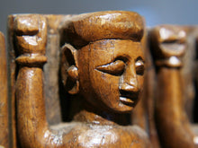Carica l&#39;immagine nel visualizzatore di Gallery, tris vecchie statuette indiane lavorate artigianalmente in legno di teak inciso con basamento. togliendo il basamento si può appendere a parete. databili anni 50/60 india, Rajasthan.    per ulteriori info o foto mail info@etniko.it watshapp 0039 3338778241 facebook/ instagram/ etsy : etnikobycrosato