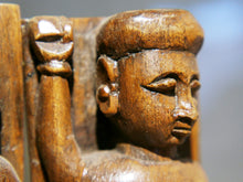 Carica l&#39;immagine nel visualizzatore di Gallery, tris vecchie statuette indiane lavorate artigianalmente in legno di teak inciso con basamento. togliendo il basamento si può appendere a parete. databili anni 50/60 india, Rajasthan.    per ulteriori info o foto mail info@etniko.it watshapp 0039 3338778241 facebook/ instagram/ etsy : etnikobycrosato