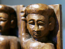 Carica l&#39;immagine nel visualizzatore di Gallery, tris vecchie statuette indiane lavorate artigianalmente in legno di teak inciso con basamento. togliendo il basamento si può appendere a parete. databili anni 50/60 india, Rajasthan.    per ulteriori info o foto mail info@etniko.it watshapp 0039 3338778241 facebook/ instagram/ etsy : etnikobycrosato