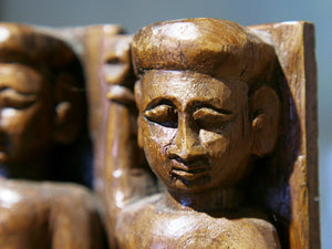 tris vecchie statuette indiane lavorate artigianalmente in legno di teak inciso con basamento. togliendo il basamento si può appendere a parete. databili anni 50/60 india, Rajasthan.    per ulteriori info o foto mail info@etniko.it watshapp 0039 3338778241 facebook/ instagram/ etsy : etnikobycrosato