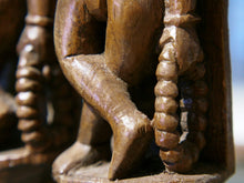 Carica l&#39;immagine nel visualizzatore di Gallery, tris vecchie statuette indiane lavorate artigianalmente in legno di teak inciso con basamento. togliendo il basamento si può appendere a parete. databili anni 50/60 india, Rajasthan.    per ulteriori info o foto mail info@etniko.it watshapp 0039 3338778241 facebook/ instagram/ etsy : etnikobycrosato