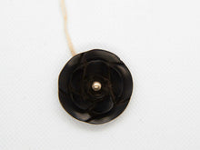 Carica l&#39;immagine nel visualizzatore di Gallery, pendaglio in ebano nero intagliato a fiore con punto in argento  dimensione diametro 3 x 1 cm  peso 6,6 gr