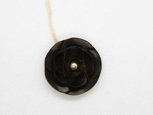pendaglio in ebano nero intagliato a fiore con punto in argento  dimensione diametro 3 x 1 cm  peso 6,6 gr