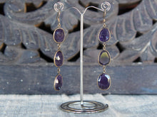 Carica l&#39;immagine nel visualizzatore di Gallery, L’ametista è un quarzo viola. Essa può essere usata in tante occasioni, come per esempio durante un trattamento di cristalloterapia o per meditare. Altrimenti, puoi sfruttare le sue molte proprietà indossandola sotto forma di bracciali, orecchini, anelli, ciondoli e collane.