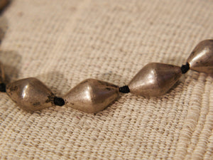 collana indiana in cotone intrecciato ed elementi "olive" in cera con lamina di argento .   lunghezza totale 90 cm  misura singolo elemento in argento 2.5 x 1.5 cm  peso 70gr