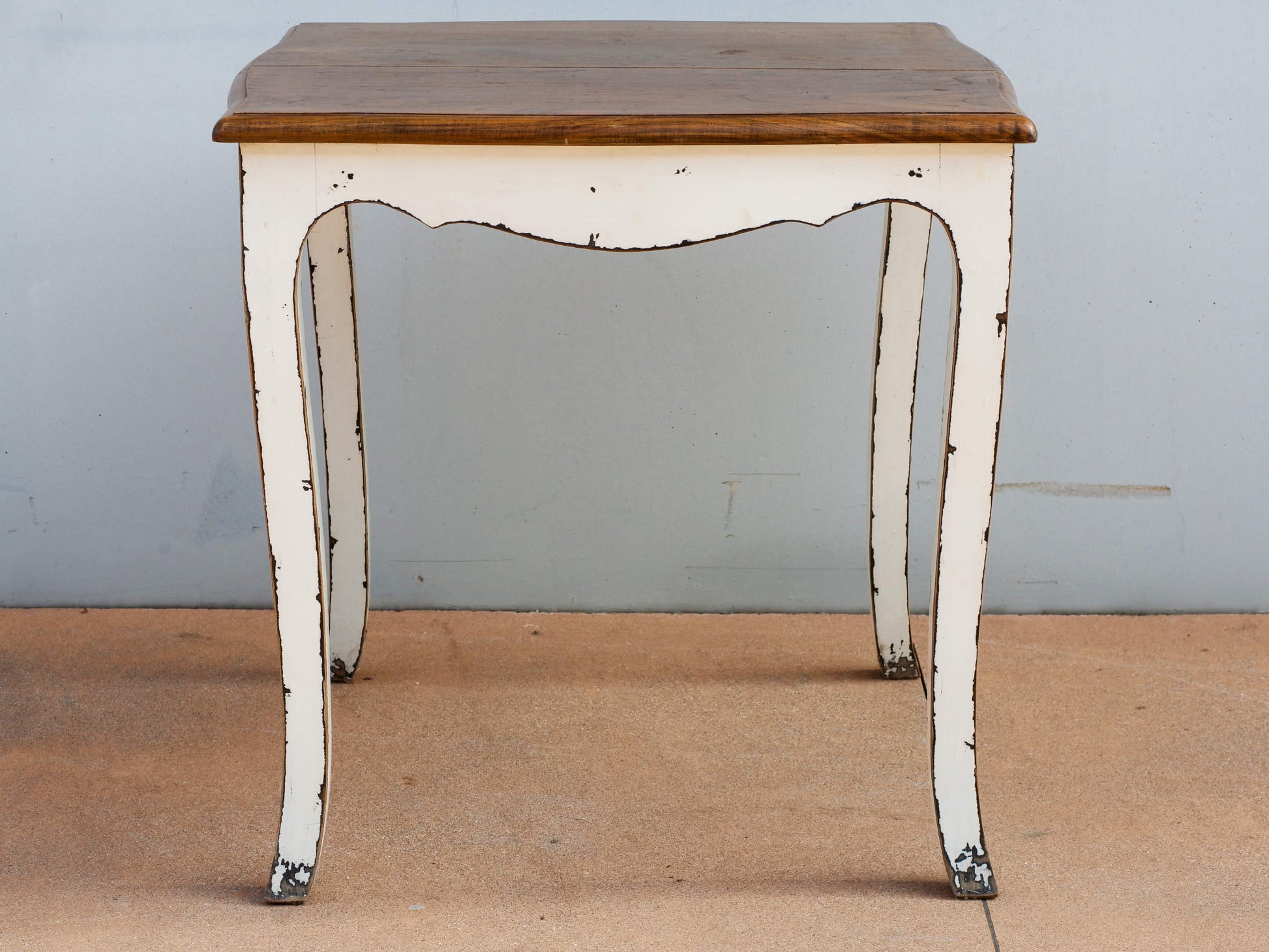 Tavolo in olmo naturale sul piano decapato su gambe  pezzo unico lavorato artigianalmente  misure 80 x 80 x 80 cm