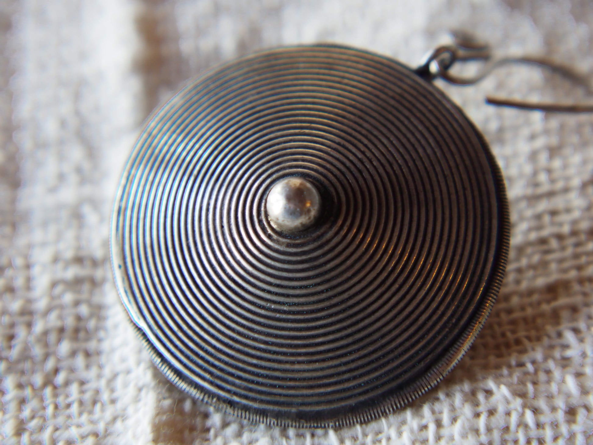 pendaglio in lega di argento di etnia miao   lavorato artigianalmente , pezzo databile anni 80   tipico ed unico di una minoranza etnica della cina .  conservano da secoli la lavorazione ancestrale di gioielli e tessuti .   disponibili altri modelli e gioielli di questa minoranza etnica .   5x5x2 cm  peso : 33 gr  su richiesta possiamo inviare consigli per la collana , catenina da abbinare .  per info  0039 3338778241 info@etniko.it www.etniko.it  fb/ig/ebay : etnikobycrosato
