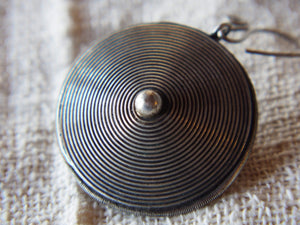 pendaglio in lega di argento di etnia miao   lavorato artigianalmente , pezzo databile anni 80   tipico ed unico di una minoranza etnica della cina .  conservano da secoli la lavorazione ancestrale di gioielli e tessuti .   disponibili altri modelli e gioielli di questa minoranza etnica .   5x5x2 cm  peso : 33 gr  su richiesta possiamo inviare consigli per la collana , catenina da abbinare .  per info  0039 3338778241 info@etniko.it www.etniko.it  fb/ig/ebay : etnikobycrosato