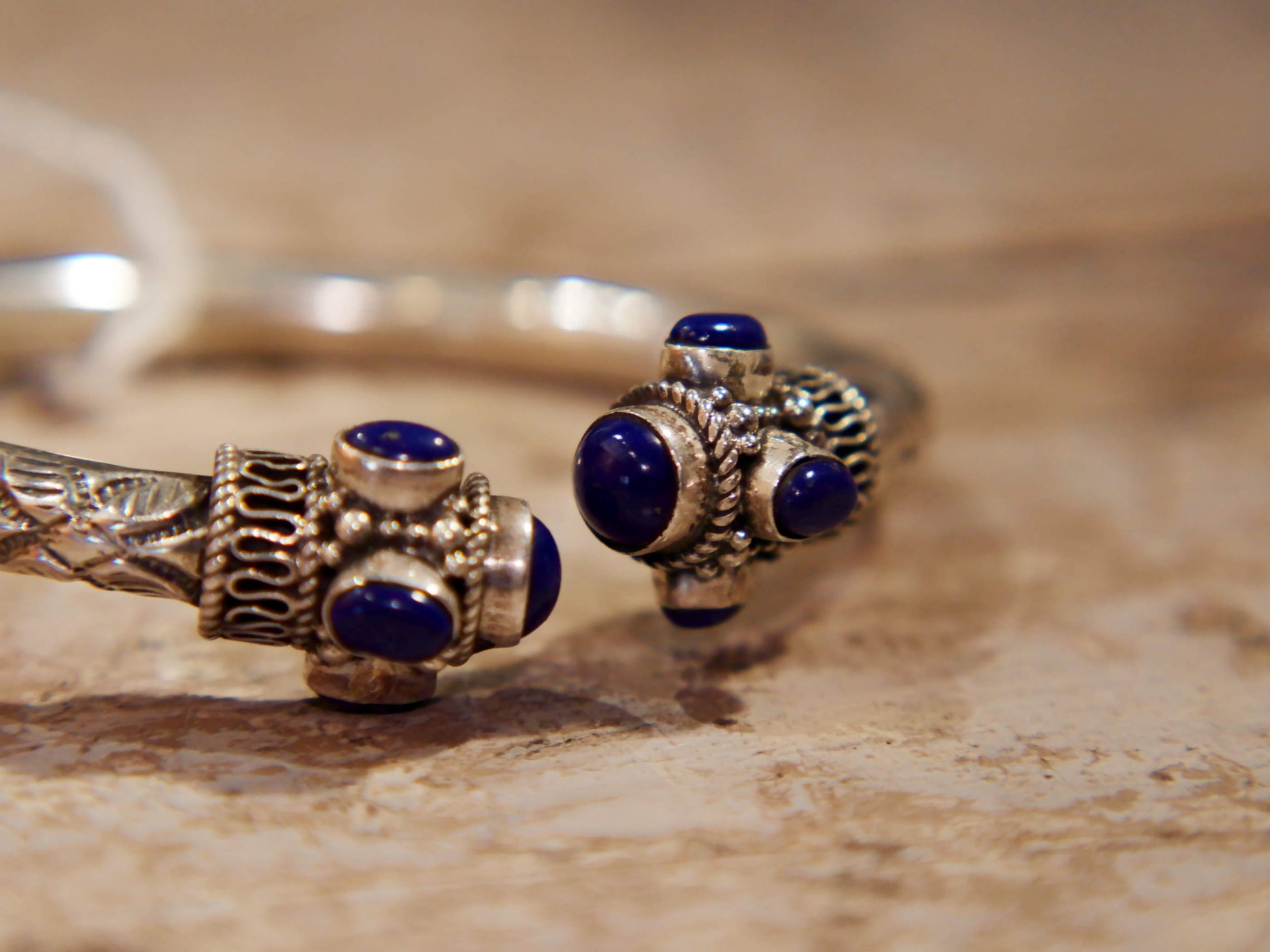bracciale in lapis e argento facilmente indossabile ed apribile, può essere indossato da qualsiasi polso perchè si può stringere, ovalizzare, allargare ecc... pezzo unico  dimensioni diametro interno 5.5 cm, peso 24grammi  per ulteriori info o foto 0039 3338778241 watshapp info@etniko.it mail etsy, instangram, pinterest, facebook     etniko by crosato 