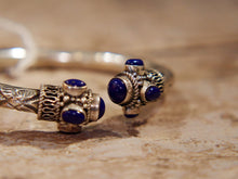 Carica l&#39;immagine nel visualizzatore di Gallery, bracciale in lapis e argento facilmente indossabile ed apribile, può essere indossato da qualsiasi polso perchè si può stringere, ovalizzare, allargare ecc... pezzo unico  dimensioni diametro interno 5.5 cm, peso 24grammi  per ulteriori info o foto 0039 3338778241 watshapp info@etniko.it mail etsy, instangram, pinterest, facebook     etniko by crosato 
