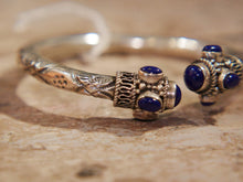 Carica l&#39;immagine nel visualizzatore di Gallery, bracciale in lapis e argento facilmente indossabile ed apribile, può essere indossato da qualsiasi polso perchè si può stringere, ovalizzare, allargare ecc... pezzo unico  dimensioni diametro interno 5.5 cm, peso 24grammi  per ulteriori info o foto 0039 3338778241 watshapp info@etniko.it mail etsy, instangram, pinterest, facebook     etniko by crosato 