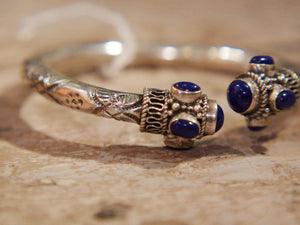 bracciale in lapis e argento facilmente indossabile ed apribile, può essere indossato da qualsiasi polso perchè si può stringere, ovalizzare, allargare ecc... pezzo unico  dimensioni diametro interno 5.5 cm, peso 24grammi  per ulteriori info o foto 0039 3338778241 watshapp info@etniko.it mail etsy, instangram, pinterest, facebook     etniko by crosato 