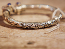 Carica l&#39;immagine nel visualizzatore di Gallery, bracciale in lapis e argento facilmente indossabile ed apribile, può essere indossato da qualsiasi polso perchè si può stringere, ovalizzare, allargare ecc... pezzo unico  dimensioni diametro interno 5.5 cm, peso 24grammi  per ulteriori info o foto 0039 3338778241 watshapp info@etniko.it mail etsy, instangram, pinterest, facebook     etniko by crosato 