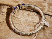 Carica l&#39;immagine nel visualizzatore di Gallery, bracciale in lapis e argento facilmente indossabile ed apribile, può essere indossato da qualsiasi polso perchè si può stringere, ovalizzare, allargare ecc... pezzo unico  dimensioni diametro interno 5.5 cm, peso 24grammi  per ulteriori info o foto 0039 3338778241 watshapp info@etniko.it mail etsy, instangram, pinterest, facebook     etniko by crosato 