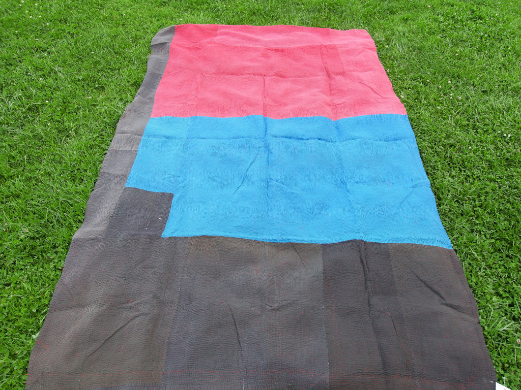 Tessuto vecchio Indiano lavorato a patchwork, stampato e ricamato in cotone doppio strato double face. Pezzo unico, Molto Colorato e Decorativo, può essere impiegato come copridivano, copriletto o tessuto da appendere a parete. Dimensioni 160x240cm