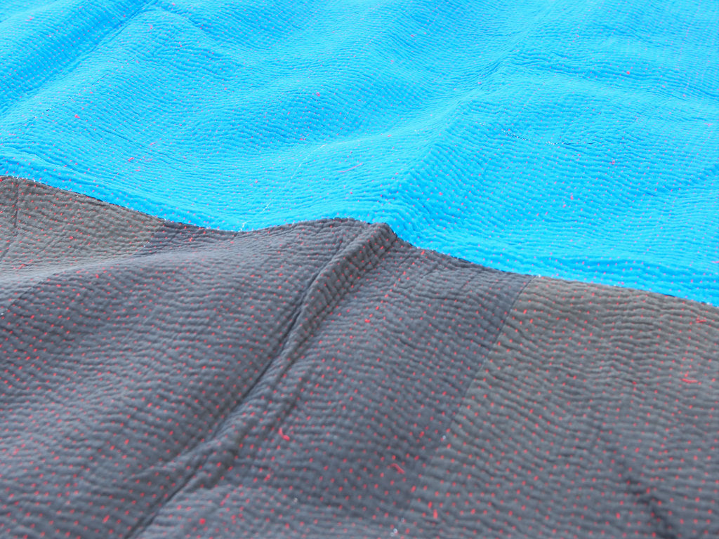 Tessuto vecchio Indiano lavorato a patchwork, stampato e ricamato in cotone doppio strato double face. Pezzo unico, Molto Colorato e Decorativo, può essere impiegato come copridivano, copriletto o tessuto da appendere a parete. Dimensioni 160x240cm