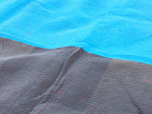 Tessuto vecchio Indiano lavorato a patchwork, stampato e ricamato in cotone doppio strato double face. Pezzo unico, Molto Colorato e Decorativo, può essere impiegato come copridivano, copriletto o tessuto da appendere a parete. Dimensioni 160x240cm