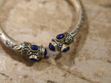 Carica l&#39;immagine nel visualizzatore di Gallery, bracciale in lapis e argento facilmente indossabile ed apribile, può essere indossato da qualsiasi polso perchè si può stringere, ovalizzare, allargare ecc... pezzo unico  dimensioni diametro interno 5.5 cm, peso 24grammi  per ulteriori info o foto 0039 3338778241 watshapp info@etniko.it mail etsy, instangram, pinterest, facebook     etniko by crosato 