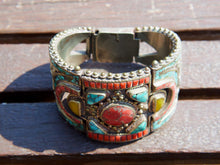 Carica l&#39;immagine nel visualizzatore di Gallery, bracciale in argento con turchese e corallo,  cesellatura a rilievo. pezzo unico raro e di difficile lavorazione, parti a sbalzo, incastonatura.   altezza bracciale 6cm spessore massimo 0,5 cm peso 140 gr     per ulteriori info o foto  mail info@etniko.it whatsapp 00393338778241