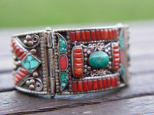 Carica l&#39;immagine nel visualizzatore di Gallery, bracciale in argento con turchese e corallo, cesellatura a rilievo. pezzo unico raro e di difficile lavorazione, parti a sbalzo, incastonatura.  altezza bracciale 4cm spessore massmo 0,5 cm peso 110 gr  per ulteriori info o foto mail info@etniko.it whatsapp 00393338778241