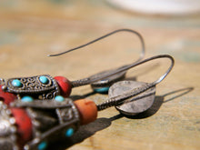 Carica l&#39;immagine nel visualizzatore di Gallery, orecchini tibetani di origine nomade . pezzi unici lavorati a mano , databili prima metà 900.  argento , turchese , corallo .   10 x 2 cm  peso 39gr   www.etniko.it info@etniko.it 0039 3338778241  instagram , facebook , etsy : etnikobycrosato  https://www.facebook.com/etnikobycrosato https://www.instagram.com/etnikobycrosato/