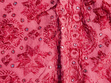 Carica l&#39;immagine nel visualizzatore di Gallery, Telo Indiano in cotone doppio strato, ricamato tono su tono con specchietti,  di color rosso. Può essere impiegato come copridivano, copriletto, tovaglia o tessuto da appendere a parete. Dimensioni 210x245cm