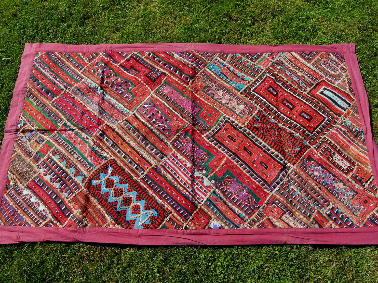 vecchio arazzo in cotone, lavorato artigianalmente a mano con tecnica patchwork.  per ogni pezzo ci possono volere mesi di lavoro sia per i ricami che per la ricerca di elementi, pezzi di tessuto antico, da abbinare all'arazzo.  tipici dell'india del nord, in Rajasthan  l'arazzo in casa è simbolo di fortuna e prosperità.  Pezzo Unico. Ideale come tessuto da appendere a parete ma si puo' impiegare anche come tappeto.    Dimensioni 100x180cm