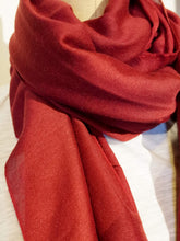 Carica l&#39;immagine nel visualizzatore di Gallery, scialle in seta e lana di color rosso bordeaux.  pezzo unico.  peso 115 grammi, dimensioni 70x200cm.