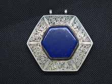 Carica l&#39;immagine nel visualizzatore di Gallery, vecchio pendaglio afgano in argento cesellato e lapislazzulo  pezzo unico databile seconda metà 900 , originale in ogni parte e lavorato artigianalmente.  spedizione italia  compresa  peso 70 gr  dimensioni 6 x 6,5 x 1 cm 
