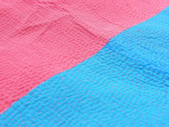 Tessuto vecchio Indiano lavorato a patchwork, stampato e ricamato in cotone doppio strato double face. Pezzo unico, Molto Colorato e Decorativo, può essere impiegato come copridivano, copriletto o tessuto da appendere a parete. Dimensioni 160x240cm