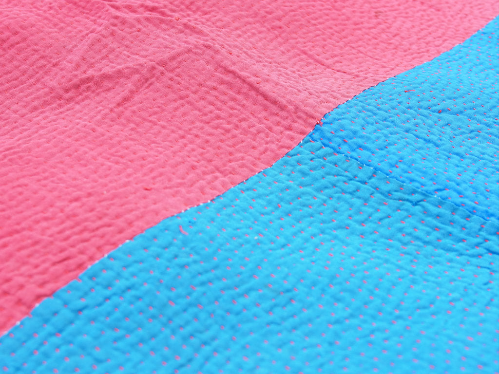 Tessuto vecchio Indiano lavorato a patchwork, stampato e ricamato in cotone doppio strato double face. Pezzo unico, Molto Colorato e Decorativo, può essere impiegato come copridivano, copriletto o tessuto da appendere a parete. Dimensioni 160x240cm