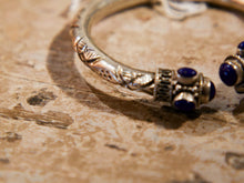 Carica l&#39;immagine nel visualizzatore di Gallery, bracciale in lapis e argento facilmente indossabile ed apribile, può essere indossato da qualsiasi polso perchè si può stringere, ovalizzare, allargare ecc... pezzo unico  dimensioni diametro interno 5.5 cm, peso 24grammi  per ulteriori info o foto 0039 3338778241 watshapp info@etniko.it mail etsy, instangram, pinterest, facebook     etniko by crosato 