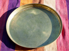 Carica l&#39;immagine nel visualizzatore di Gallery, Piatto Marocco In Ottone Lavorato Ad Incisione. Diametro 54 h4cm.  Si può Appendere, Oppure A Parte (Al Costo Aggiuntivo Di Euro 30) Vi é La Possibilità Di Aggiungere Piedini In Legno Per Usarlo Come Tavolino.