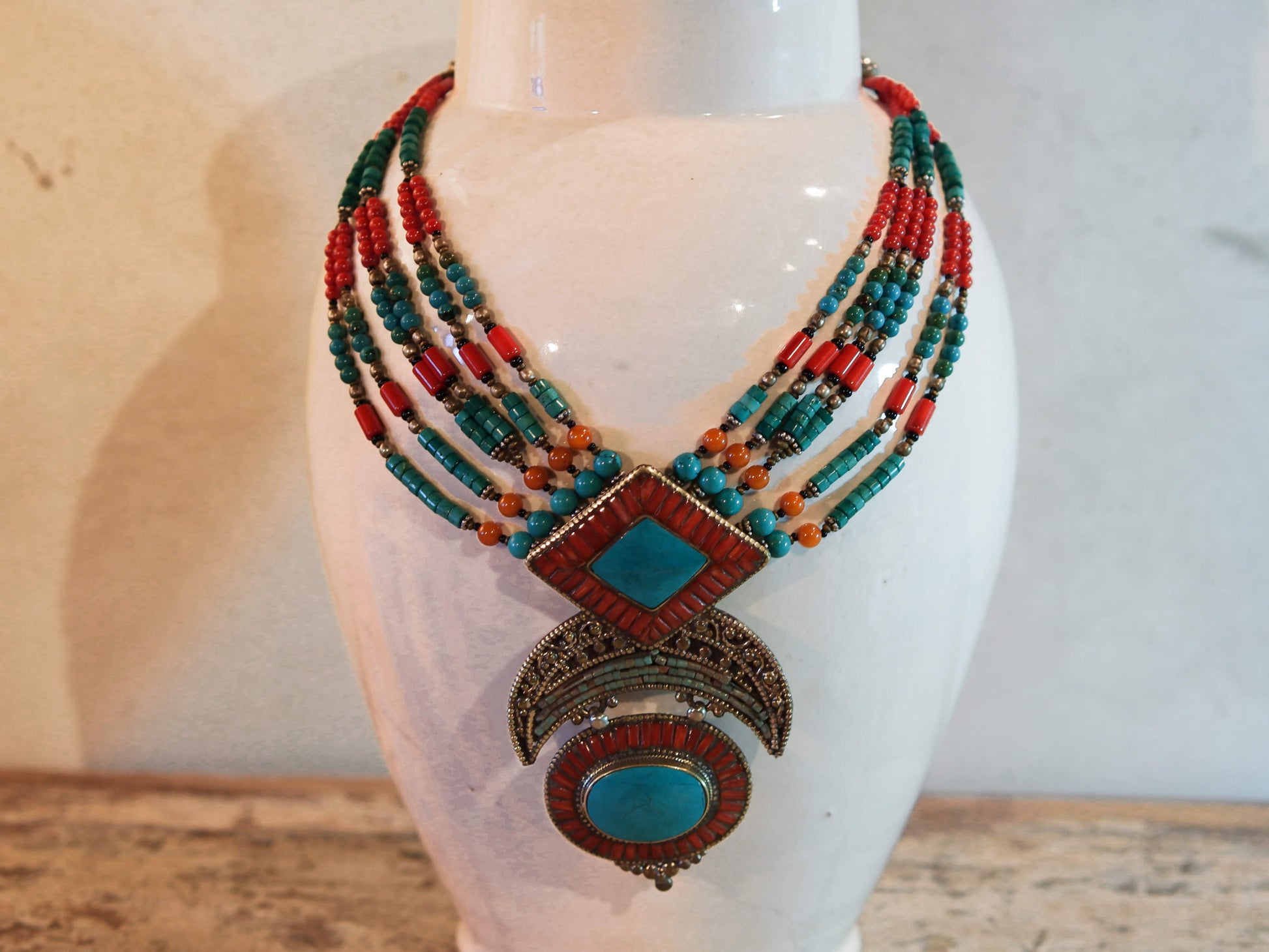 collana nepalese / tibetana con pietre e argento assemblata artigianalmente , pezzo unico .  turchese , corallo ,lapislazzuli ... no pasta ma pietre vere non tinte o modificate nel colore . 