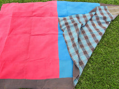 Tessuto vecchio Indiano lavorato a patchwork, stampato e ricamato in cotone doppio strato double face. Pezzo unico, Molto Colorato e Decorativo, può essere impiegato come copridivano, copriletto o tessuto da appendere a parete. Dimensioni 160x240cm