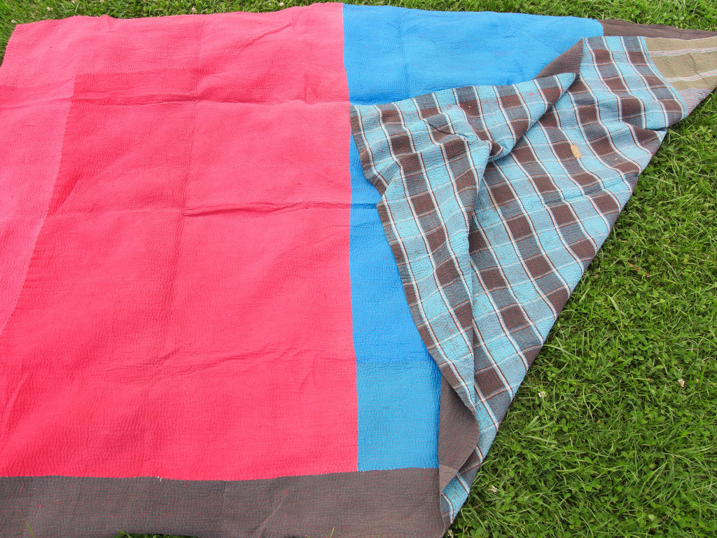 Tessuto vecchio Indiano lavorato a patchwork, stampato e ricamato in cotone doppio strato double face. Pezzo unico, Molto Colorato e Decorativo, può essere impiegato come copridivano, copriletto o tessuto da appendere a parete. Dimensioni 160x240cm