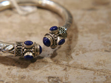 Carica l&#39;immagine nel visualizzatore di Gallery, bracciale in lapis e argento facilmente indossabile ed apribile, può essere indossato da qualsiasi polso perchè si può stringere, ovalizzare, allargare ecc... pezzo unico  dimensioni diametro interno 5.5 cm, peso 24grammi  per ulteriori info o foto 0039 3338778241 watshapp info@etniko.it mail etsy, instangram, pinterest, facebook     etniko by crosato 