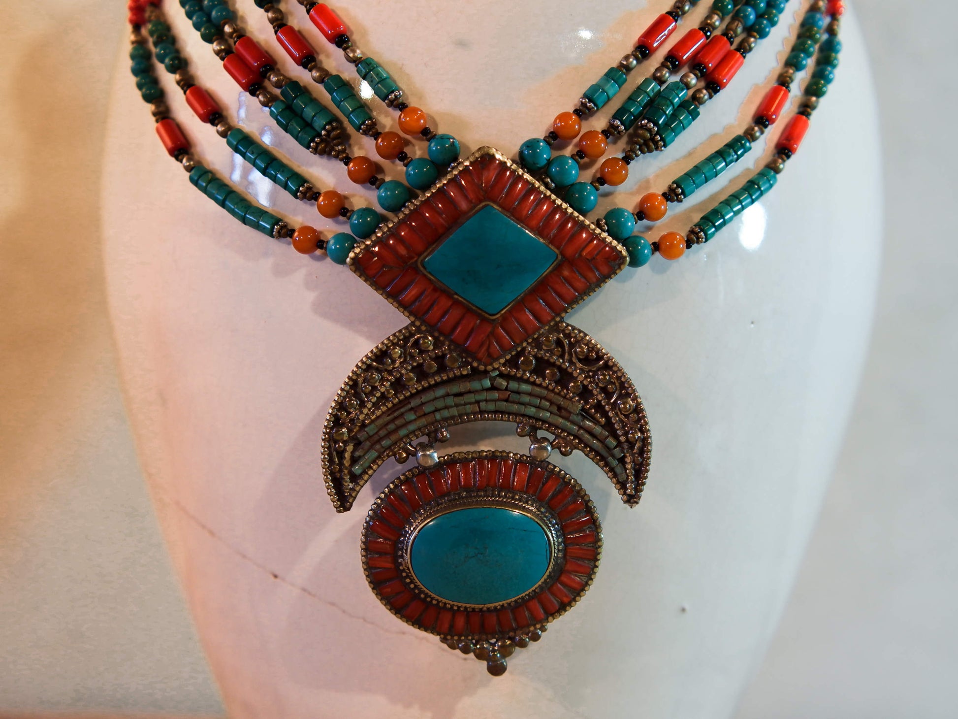 collana nepalese / tibetana con pietre e argento assemblata artigianalmente , pezzo unico .  turchese , corallo ,lapislazzuli ... no pasta ma pietre vere non tinte o modificate nel colore . 
