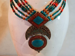 collana nepalese / tibetana con pietre e argento assemblata artigianalmente , pezzo unico .  turchese , corallo ,lapislazzuli ... no pasta ma pietre vere non tinte o modificate nel colore . 
