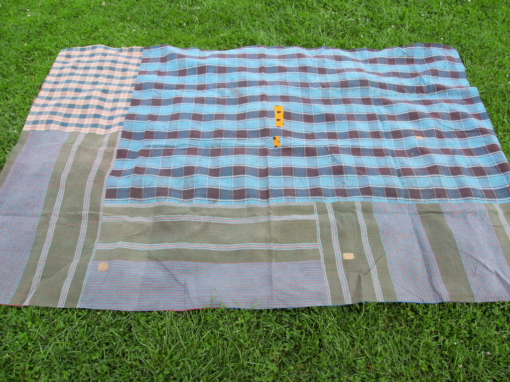 Tessuto vecchio Indiano lavorato a patchwork, stampato e ricamato in cotone doppio strato double face. Pezzo unico, Molto Colorato e Decorativo, può essere impiegato come copridivano, copriletto o tessuto da appendere a parete. Dimensioni 160x240cm