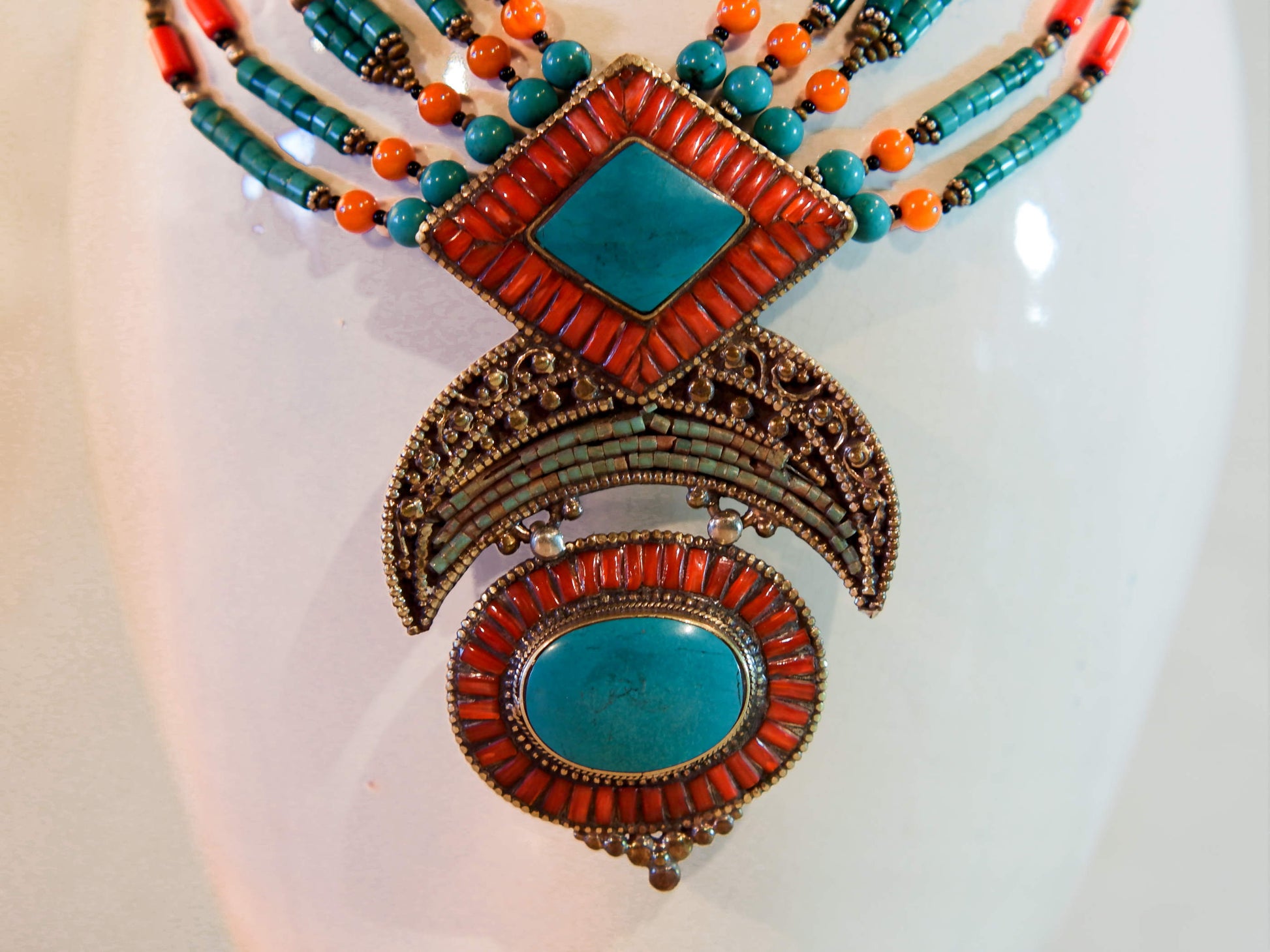 collana nepalese / tibetana con pietre e argento assemblata artigianalmente , pezzo unico .  turchese , corallo ,lapislazzuli ... no pasta ma pietre vere non tinte o modificate nel colore . 