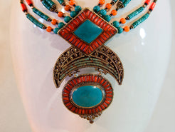 collana nepalese / tibetana con pietre e argento assemblata artigianalmente , pezzo unico .  turchese , corallo ,lapislazzuli ... no pasta ma pietre vere non tinte o modificate nel colore . 