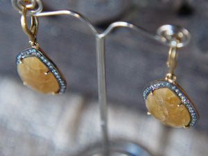 orecchino in calcedonio arancio e zirconi montato in argento bagnato oro  lavorato artigianalmente  lunghezza compresa monachella 4,5 cm solo pietra 2,5 x 2 cm peso 10 gr 
